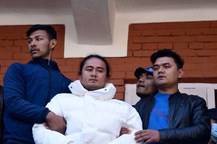  रामबहादुर बम्जनलाई हत्कडीसहित सीआईबीले सार्वजनिक गर्‍यो
