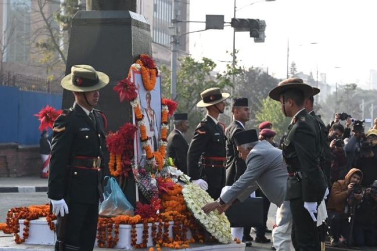 राष्ट्रपति पौडेलद्धारा पृथ्वीनारायण शाहको शालीकमा माल्यार्पण