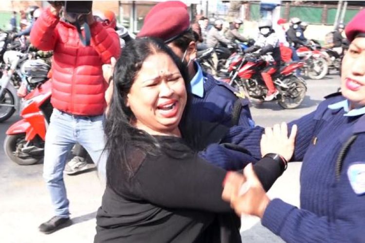  न्यायाधीश भुवन गिरीकी पत्नी आरती सर्वोच्चको गेटबाट पक्राउ 