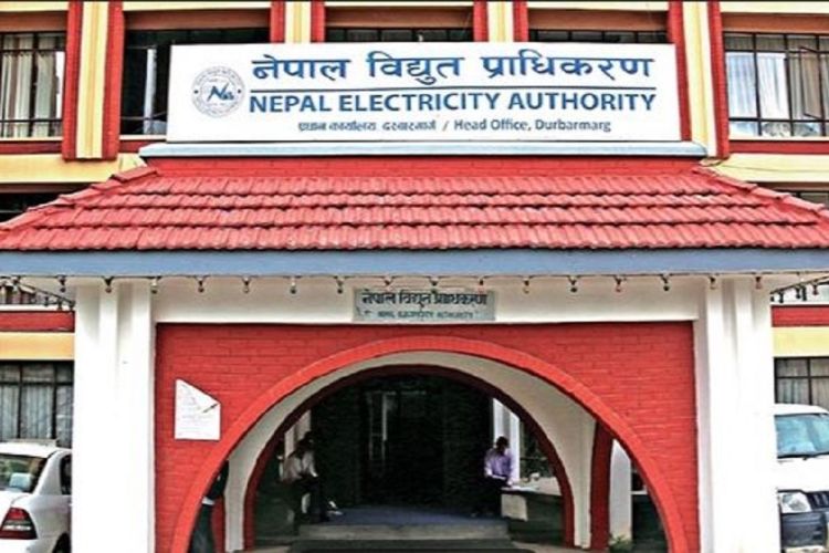 इन्टरनेटको तार अन्डरग्राउन्ड गरेको ठाउँबाट पोल हटाउँदै प्राधिकरण