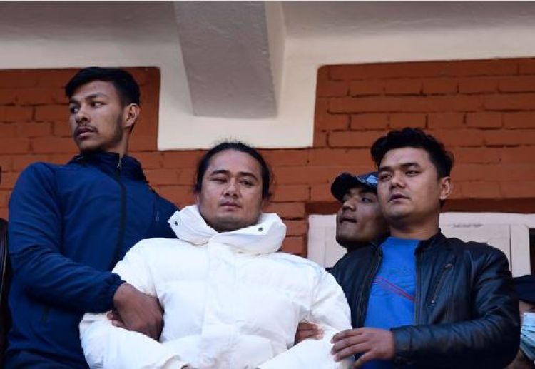  रामबहादुर बम्जनलाई हत्कडीसहित सीआईबीले सार्वजनिक गर्‍यो