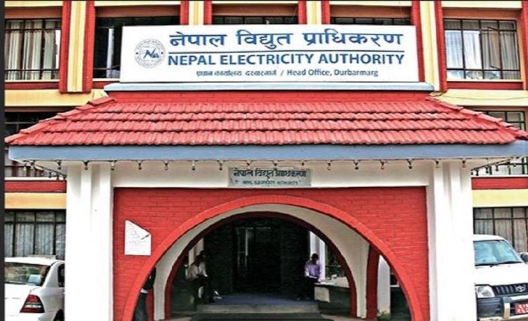 इन्टरनेटको तार अन्डरग्राउन्ड गरेको ठाउँबाट पोल हटाउँदै प्राधिकरण