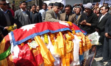 प्रधानमन्त्रीद्वारा भक्तराज आचार्यको पार्थीव शरीरमा राष्ट्रिय झन्डा ओढाए सम्मान व्यक्त