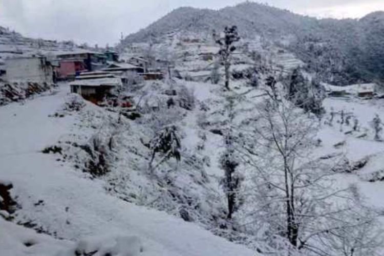 जुम्लामा आज बिहानैदेखि हिमपात, किसान भए खुसी