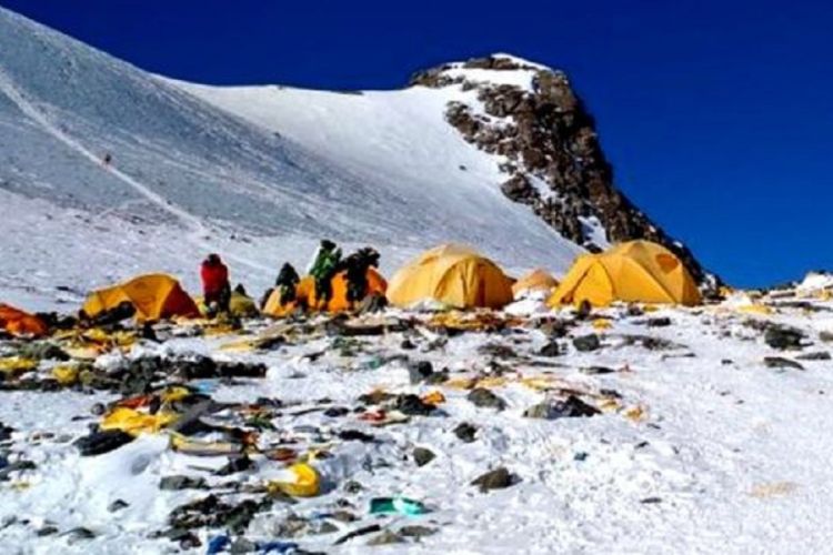  सगरमाथामा फोहोर गर्न प्रतिबन्धः दिसा समेत बोकेर ल्याउनुपर्ने 