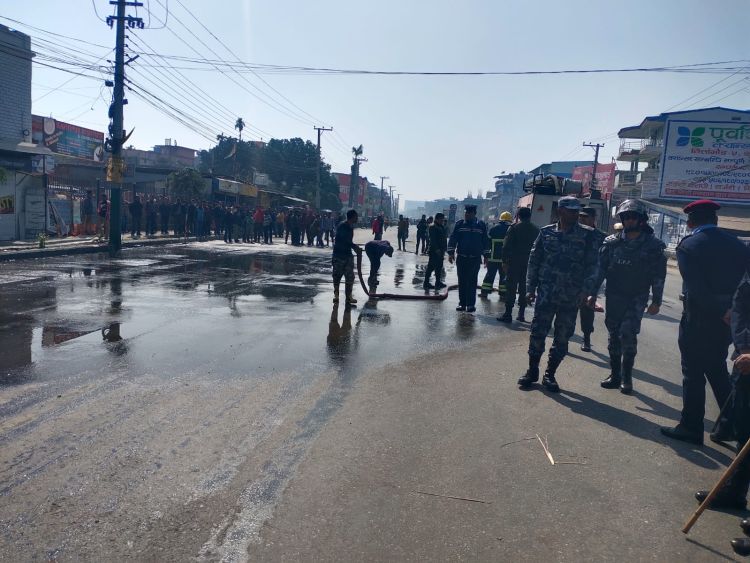 ट्रकको ठक्करबाट मोटरसाइकल चालकको मृत्यु, स्थानीयले लगाए ट्रकमा आगो