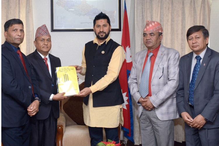 सुन तस्करीबारे छानबिन गर्न बनेको आयोगले गृहमन्त्रीलाई बुझायो प्रतिवेदन