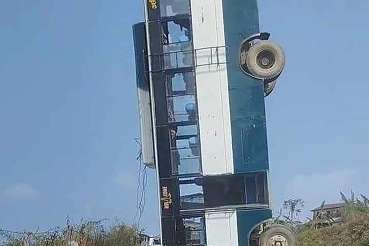 पोखरामा बस दुर्घटना भएर सडकमा ठाडै उभिएपछि.....