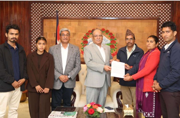 प्रधानमन्त्री दाहाल र  विपिन जोशीका परिवारबीच भेट