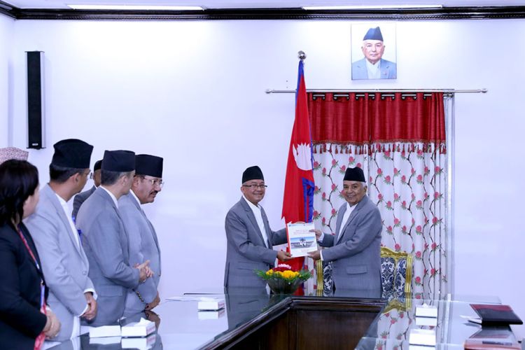  राष्ट्रपतिलाई बुझायो आयोगले उपनिर्वाचनको परिणाम प्रतिवेदन