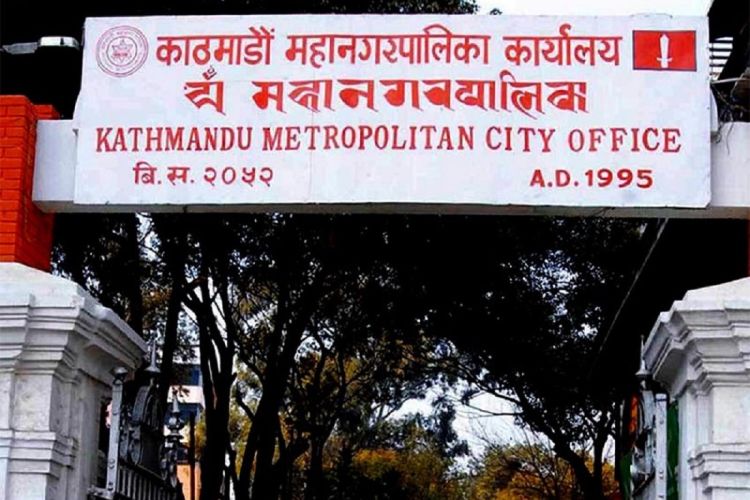 खानेपानीको कुच्चिएका जार र लेउ लागेका बोतलमा काठमाडौं महानगरको ध्यानाकर्षण