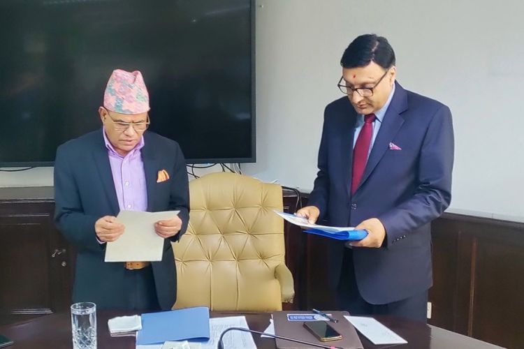  वाणिज्य बैंकका प्रमुख कार्यकारी अधिकृत खनालले गरे शपथ तथा पदभार ग्रहण