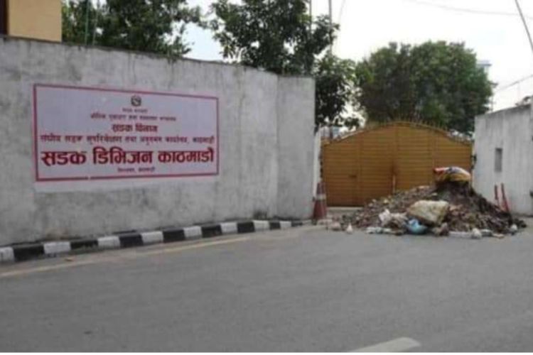 ढोकामै धुलो फालिएकोप्रति सडक डिभिजनको टिप्पणीः ‘यसरी महानगरपालिकाको गरिमा बढ्दैन’