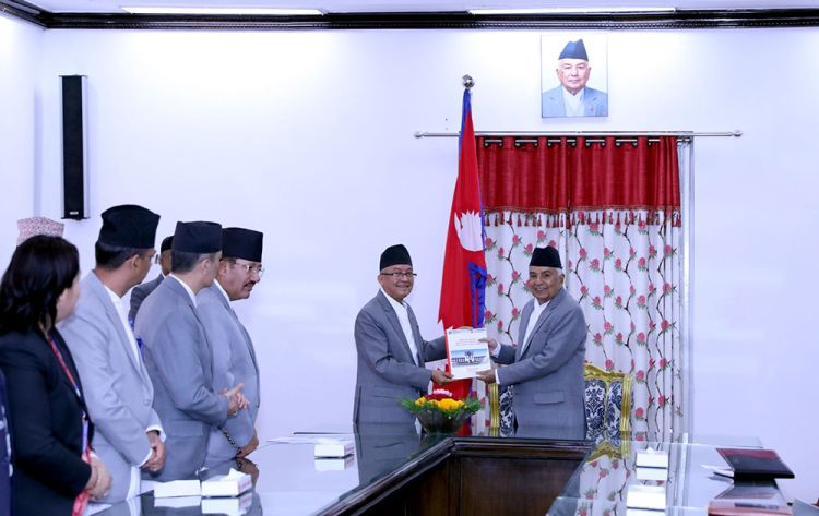  राष्ट्रपतिलाई बुझायो आयोगले उपनिर्वाचनको परिणाम प्रतिवेदन