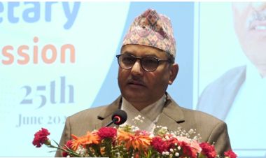 मौद्रिक नीतिको सिमाभन्दा बाहिर गएर काम गर्न सकिदैन : गभर्नर अधिकारी