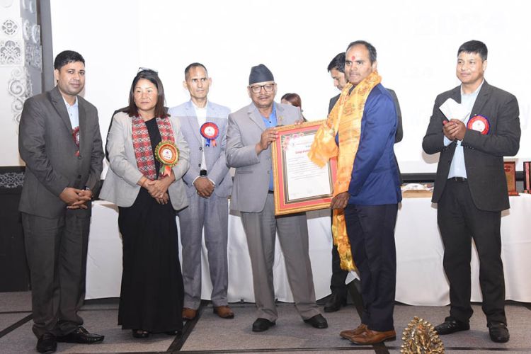 काठमाडौँ महानगरलाई वेष्ट एजुकेसन अवार्ड अन्तर्गत सर्वोत्कृष्ट पालिका अवार्ड