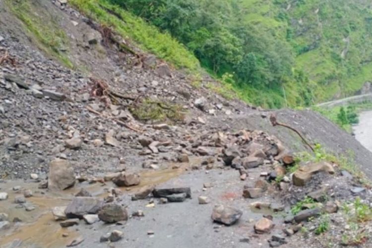 पहिरोले सडक पुर्दा साँफे–मार्तडी सडक खण्ड अवरुद्ध