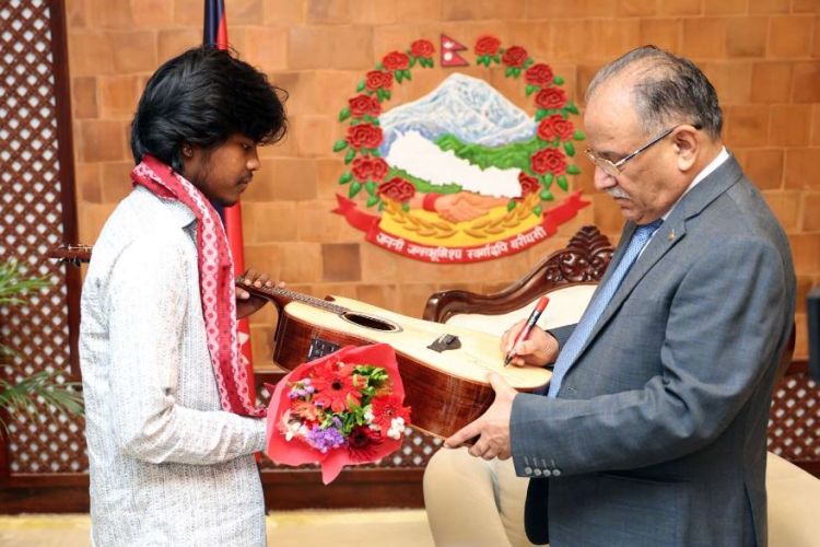 नेपाल आइडलका टाइटल विजेता परियारलाई प्रधानन्त्रीले भेटेरै दिए गितार उपहार  