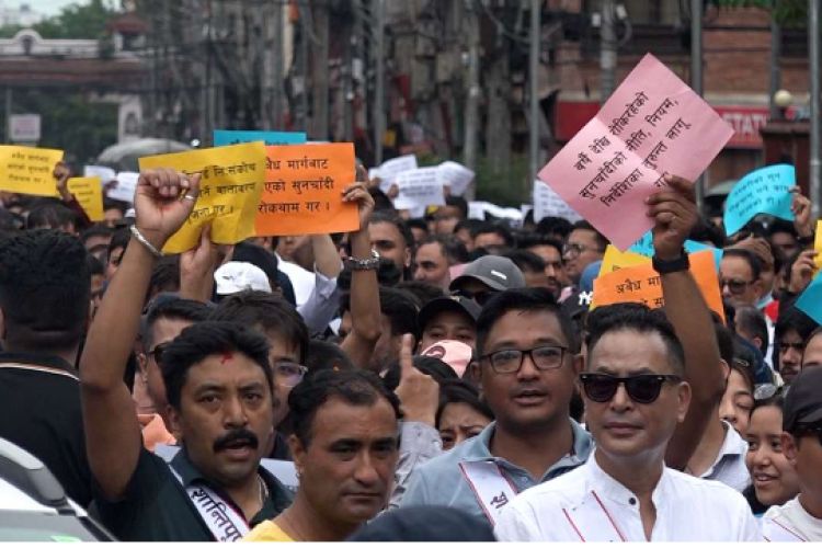 कर वृद्धिको विरोधमा सुनचाँदी व्यवसायीहरु सडक आन्दोलनमा