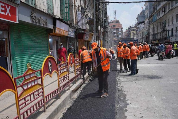न्यूरोड फुटपाथ विस्तार विवादः ३२ वटै वडा अध्यक्षको ऐक्यवद्धता, सडकबाटै थाले काम