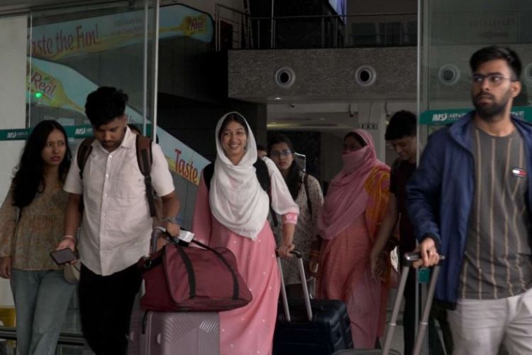 बंगलादेशबाट आइपुगेका विद्यार्थी भन्छन्ः  ‘स्थिति असहज छ, प्रधानमन्त्री नै भागिसक्नुभयो’