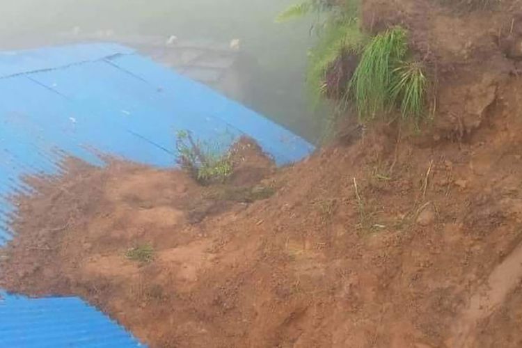 बझाङमा पहिरोमा पुरिएर एकै परिवारका चार जना बेपत्ता