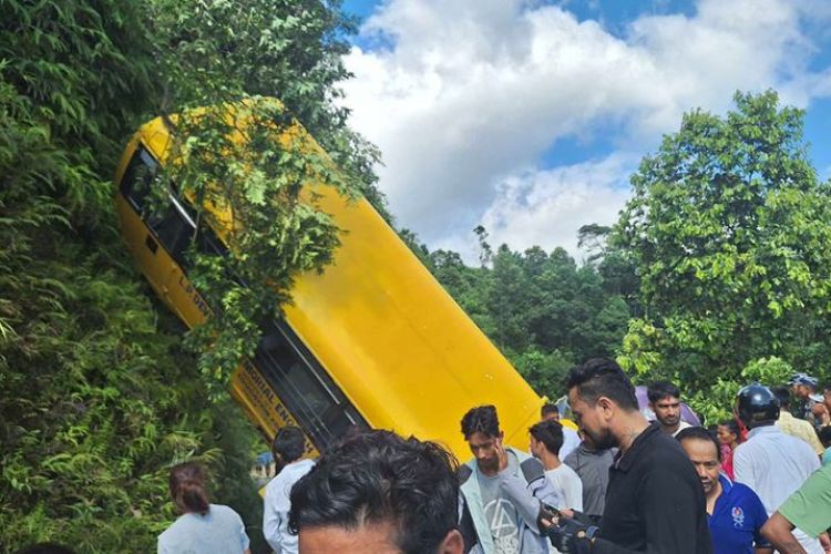 पोखरा स्कुल बस दुर्घटना:  आमा र छोराको मृत्यु, २८ जनाको उपचार हुँदै