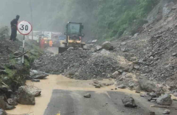 मौवाखोलामा पहिरो खस्दा पृथ्वी राजमार्ग अवरुद्ध, सडक एकतर्फी