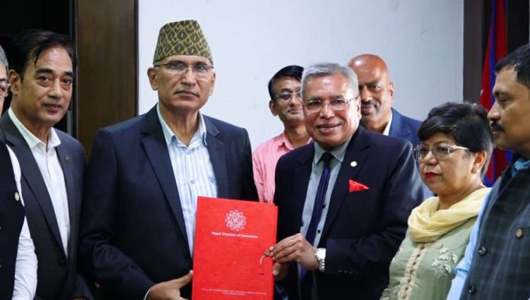 अर्थमन्त्री पौडेललाई चेम्बरले बुझायो ४० बुदे सुझाव, व्यवसायीलाई बचाउन आग्रह