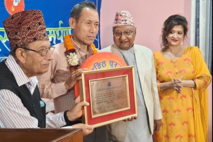 रोशन शेरचनद्वारा लिखित निबन्धकृति ‘गल्ली संसार’:  उत्तमशान्ति पुरस्कार प्राप्त गर्न सफल 