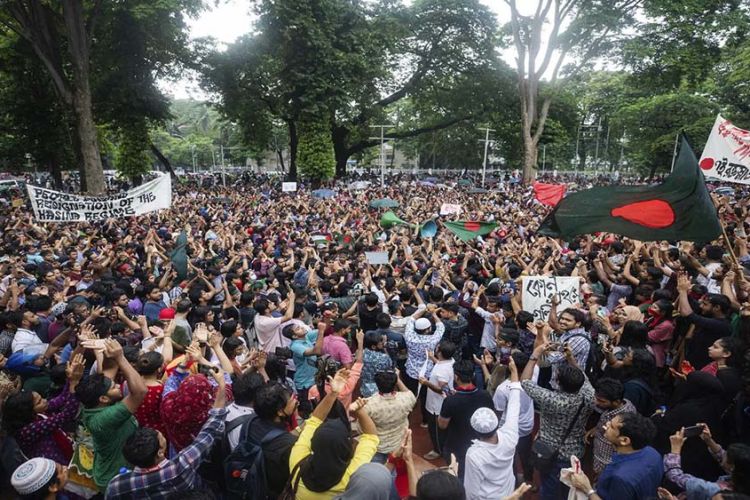 बंगलादेशमा प्रदर्शन चर्कियो, पछिल्लो २४ घण्टामा ९७ भन्दा बढीको मृत्यु