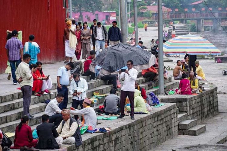 पशुपति क्षेत्रमा जनै फेर्ने र डोरो बाँध्नेहरुको चहलपहल 