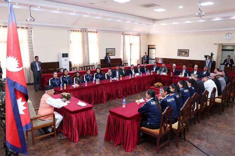 प्रधानमन्त्रीले गरे महिला भलिबल खेलाडीसँग संवाद, अन्तर्राष्ट्रियस्तरको कभर्ड हल बनाउने बाचा