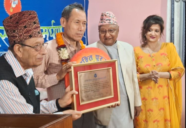 रोशन शेरचनद्वारा लिखित निबन्धकृति ‘गल्ली संसार’:  उत्तमशान्ति पुरस्कार प्राप्त गर्न सफल 