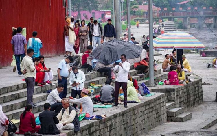 पशुपति क्षेत्रमा जनै फेर्ने र डोरो बाँध्नेहरुको चहलपहल 