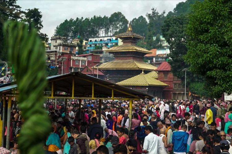  गोकर्णेश्वरमा दिवंगत बुबाप्रति श्रद्धा प्रकट गर्नेको घुइँचो (फोटो फिचर)