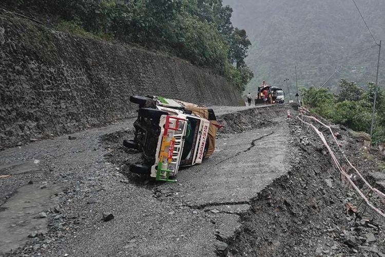 नारायणगढ–मुग्लिङ्ग सडक खण्ड अन्तर्गत ९ किलोमा सडक भाँसिएको