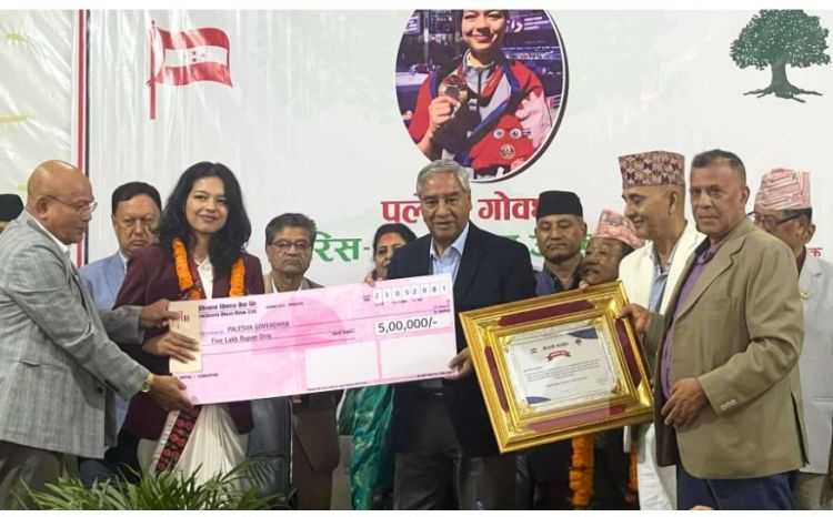 पलेशालाई कांग्रेसले गर्यो पाँच लाख रुपैयाँसहित सम्मान 