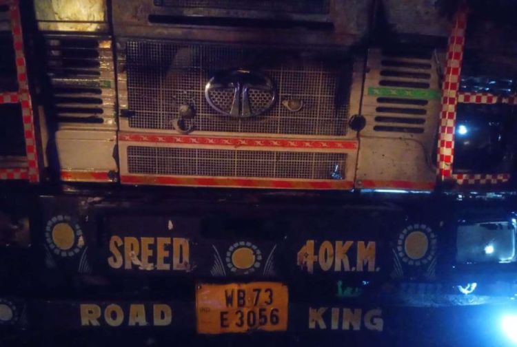 दुर्गा प्रसाईंका समर्थकले तीन ट्रक जलाए 