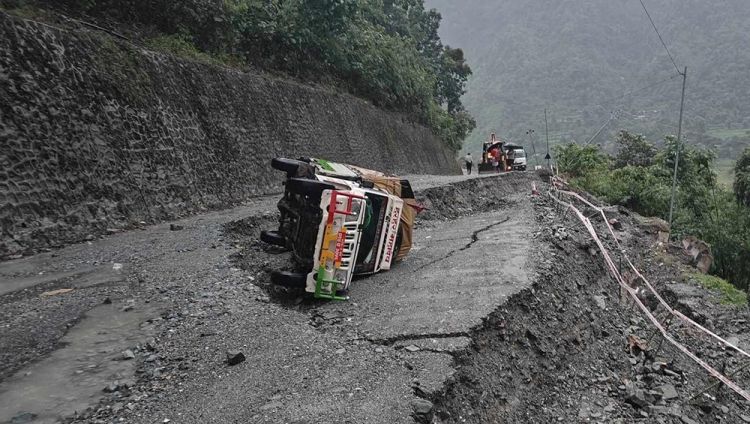 नारायणगढ–मुग्लिङ्ग सडक खण्ड अन्तर्गत ९ किलोमा सडक भाँसिएको