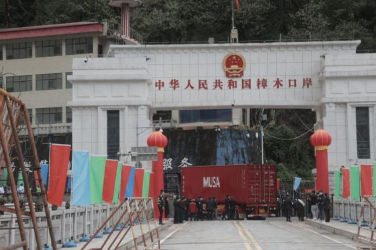  उत्तरी नाका तातोपानी र रसुवागढी ठप्प, चिनियाँ नाकामै अड्किए फलफूल र लत्ताकपडा बोकेका २५० कन्टेनर