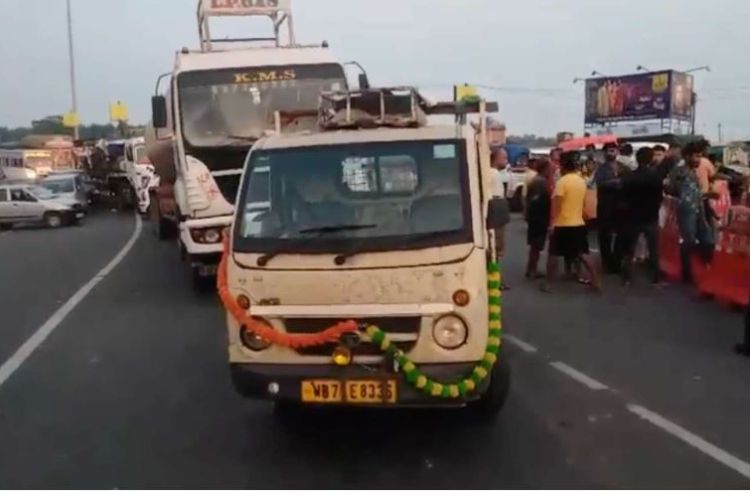 दुर्गा प्रसाईं पक्राउको विरोध ट्रकमा आगजनीः ट्रक चालकको मृत्यु
