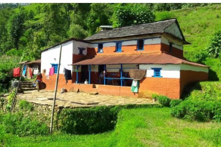  हराउँदै तिहार आएपछी गाउँघरमा माटो र कमेरोले घर रंग्याउने चलन