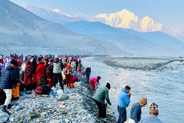 पवित्र तीर्थस्थल कागबेनीमा पितृतर्पण गर्ने श्रद्धालु भक्तजनको घुइँचो 