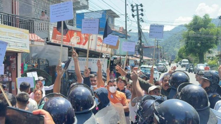 रवि लामिछाने पक्राउको विरोधमा पोखरा र काठमाडौँमा प्रदर्शन गर्दै रास्वपा