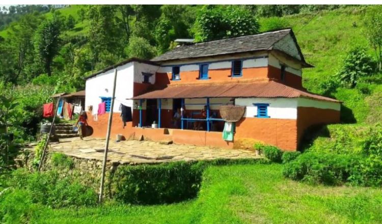  हराउँदै तिहार आएपछी गाउँघरमा माटो र कमेरोले घर रंग्याउने चलन