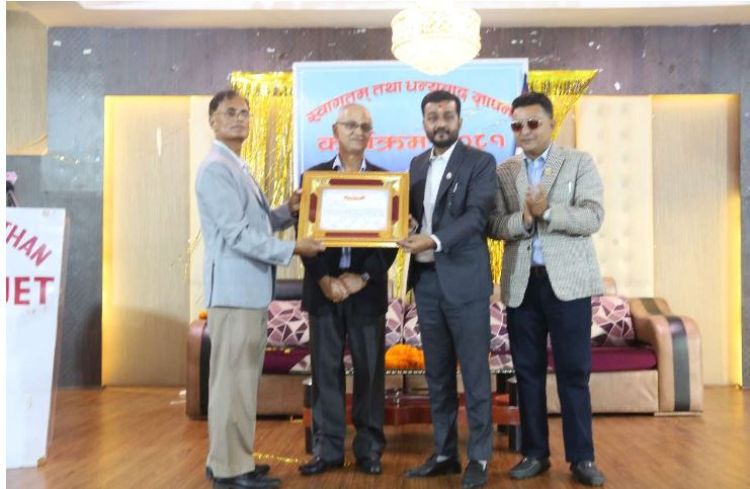  खानेपानीमन्त्री यादवलाई मेलम्चीको पानी ल्याउन सफल भएको भन्दै सम्मान