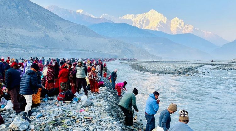 पवित्र तीर्थस्थल कागबेनीमा पितृतर्पण गर्ने श्रद्धालु भक्तजनको घुइँचो 