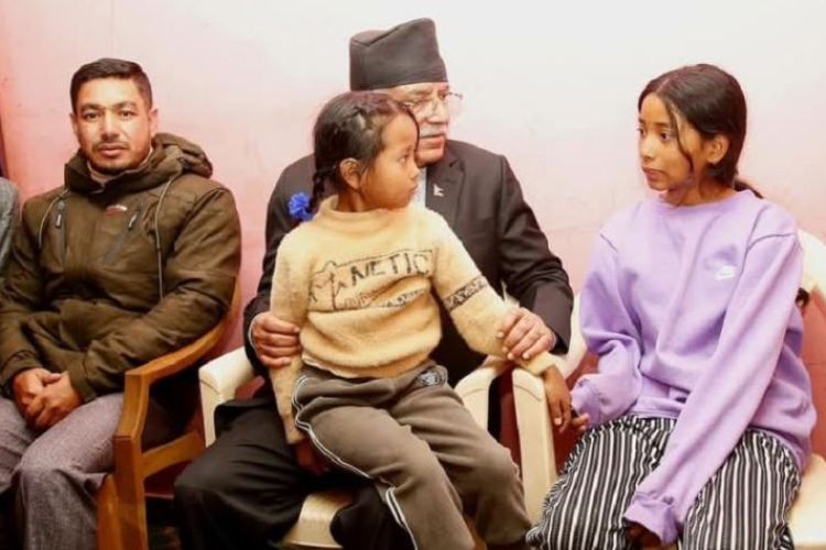 प्रकाश भुजेलको कारको ठक्करबाट मारिएका दम्पतीका २ छोरीको अभिभावक बन्ने प्रचण्डको घोषणा