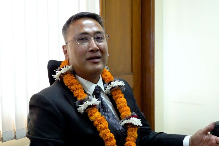  नव नियुक्त धितोपत्र बोर्डका अध्यक्ष श्रेष्ठले गरे पदभार ग्रहण